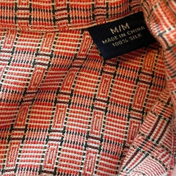 Tommy Bahama 100 % Silk Men’s Medium Geometric Pattern Red Black EUC Button Down - Picture 8 of 8